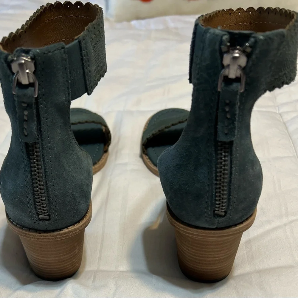 Frye Block Heel Shoe. Size 8.5.  Never worn. - Picture 6 of 7